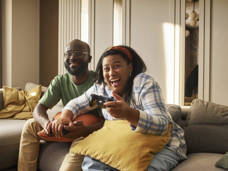 medium-shot-happy-couple-home